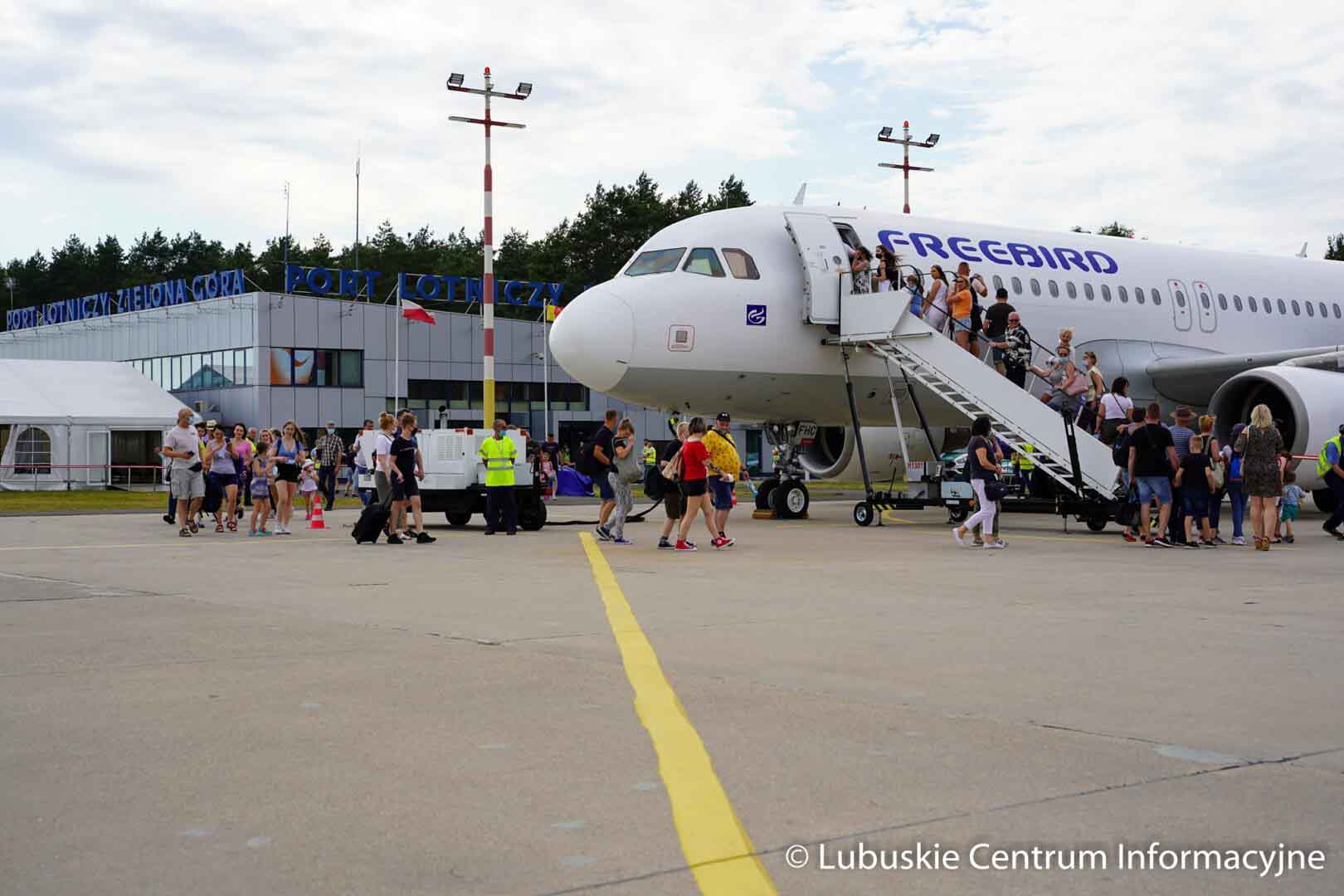 Ludzie wchodzą do samolotu  Lotnisko w Babimoście z drugim największym wzrostem w Europie