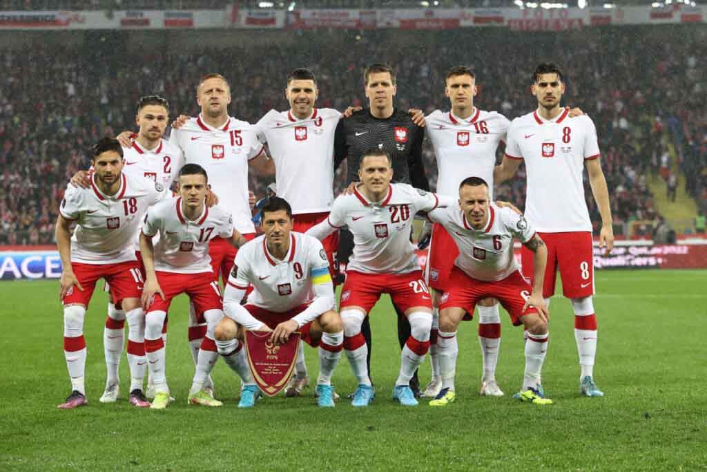 Jedenastu mężczyzn pozuje do zdjęcia