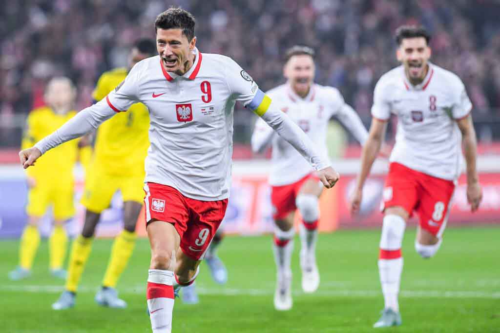 Trzech cieszących się mężczyzn na boisku