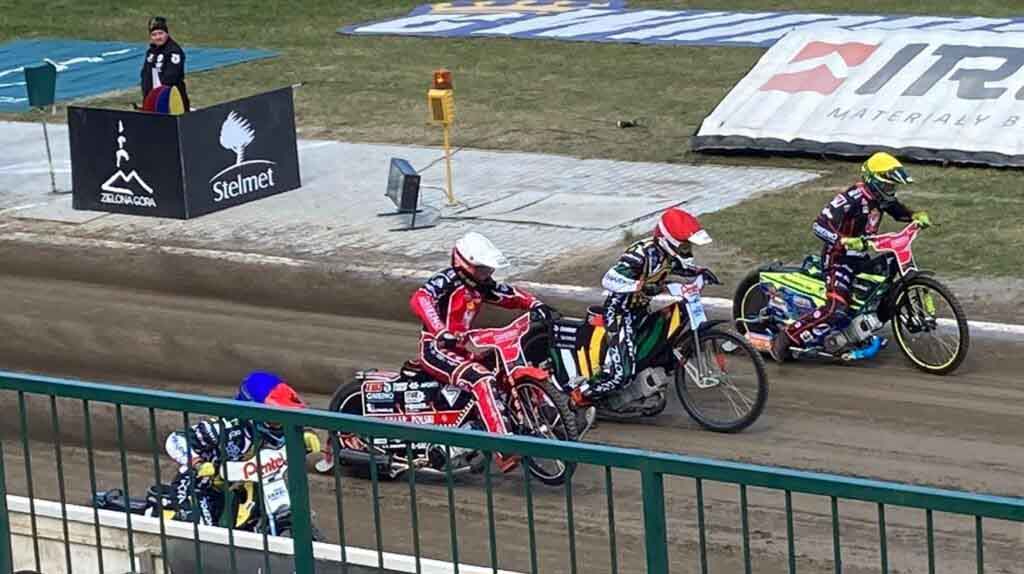 Cztery osoby na motocyklach