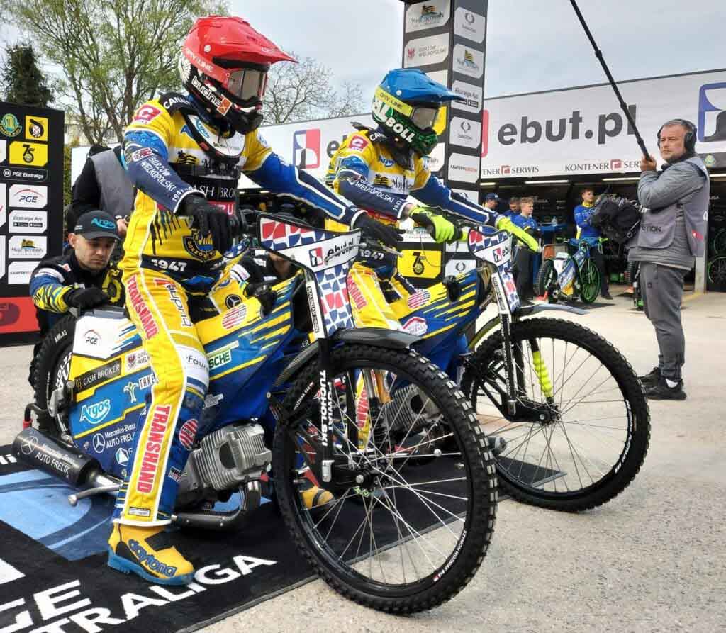 Dwie osoby na motocyklach