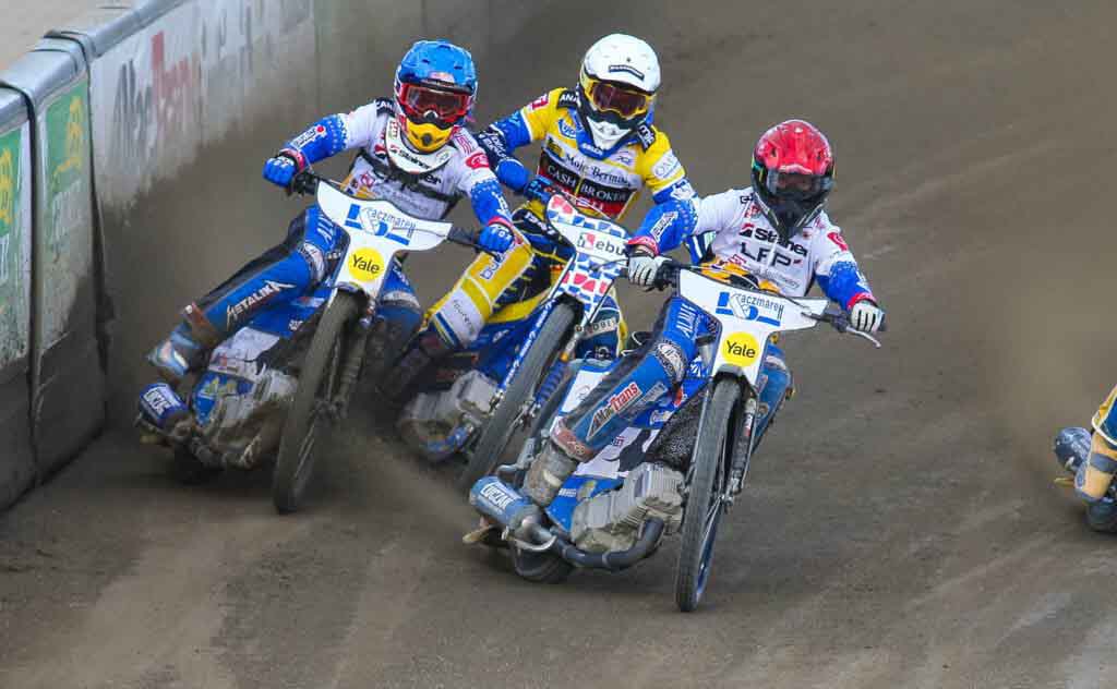 Stal Gorzów zremisowała mecz, ale jeszcze może go przegrać. Nieżyciowe te przepisy (ZDJĘCIA) Trzy osoby na motocyklach