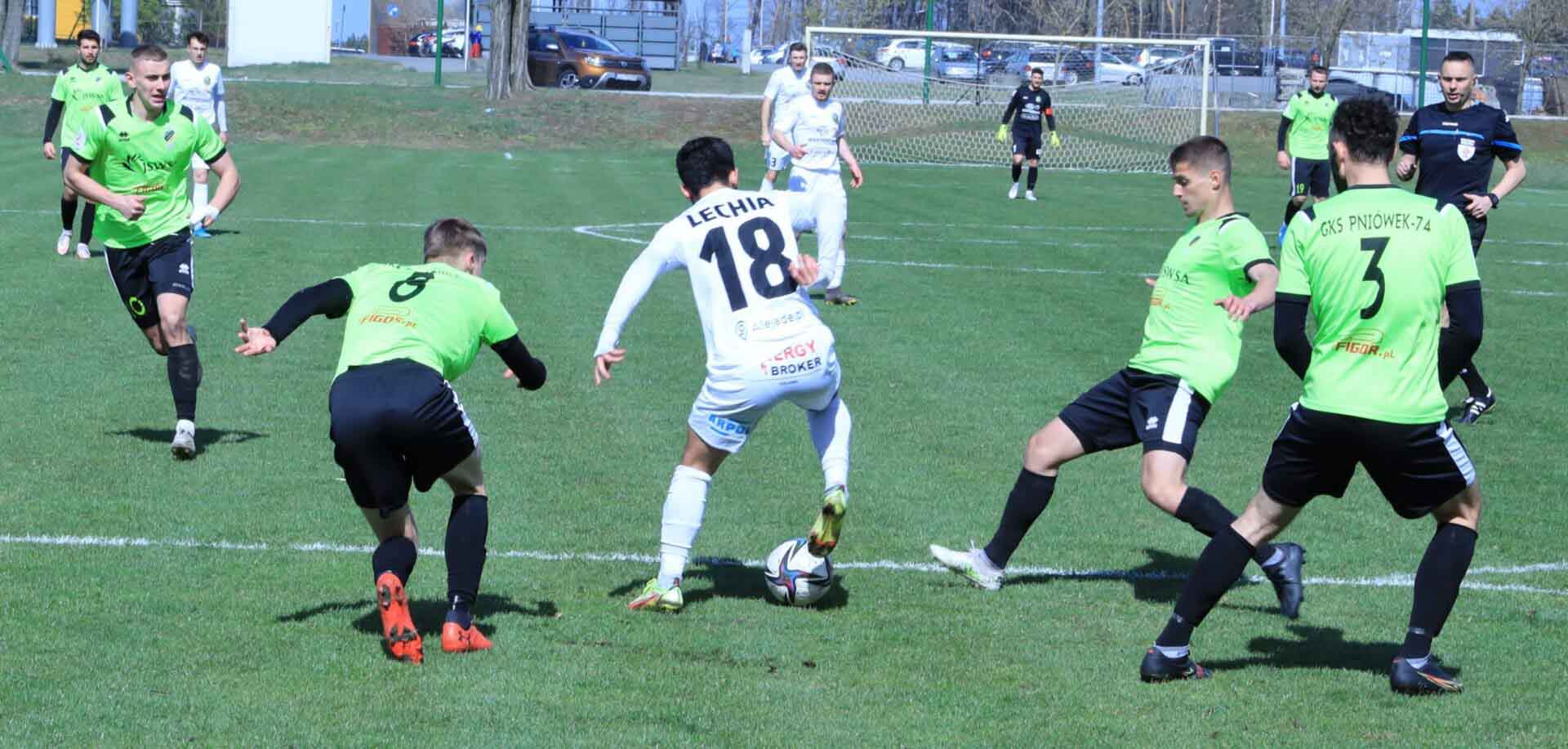 IMG_0019 Mężczyźni z piłką na boisku Lechia Zielona Góra remisuje z Pniówkiem Pawłowice Bramkę traci w 87 minucie ZDJĘCIA