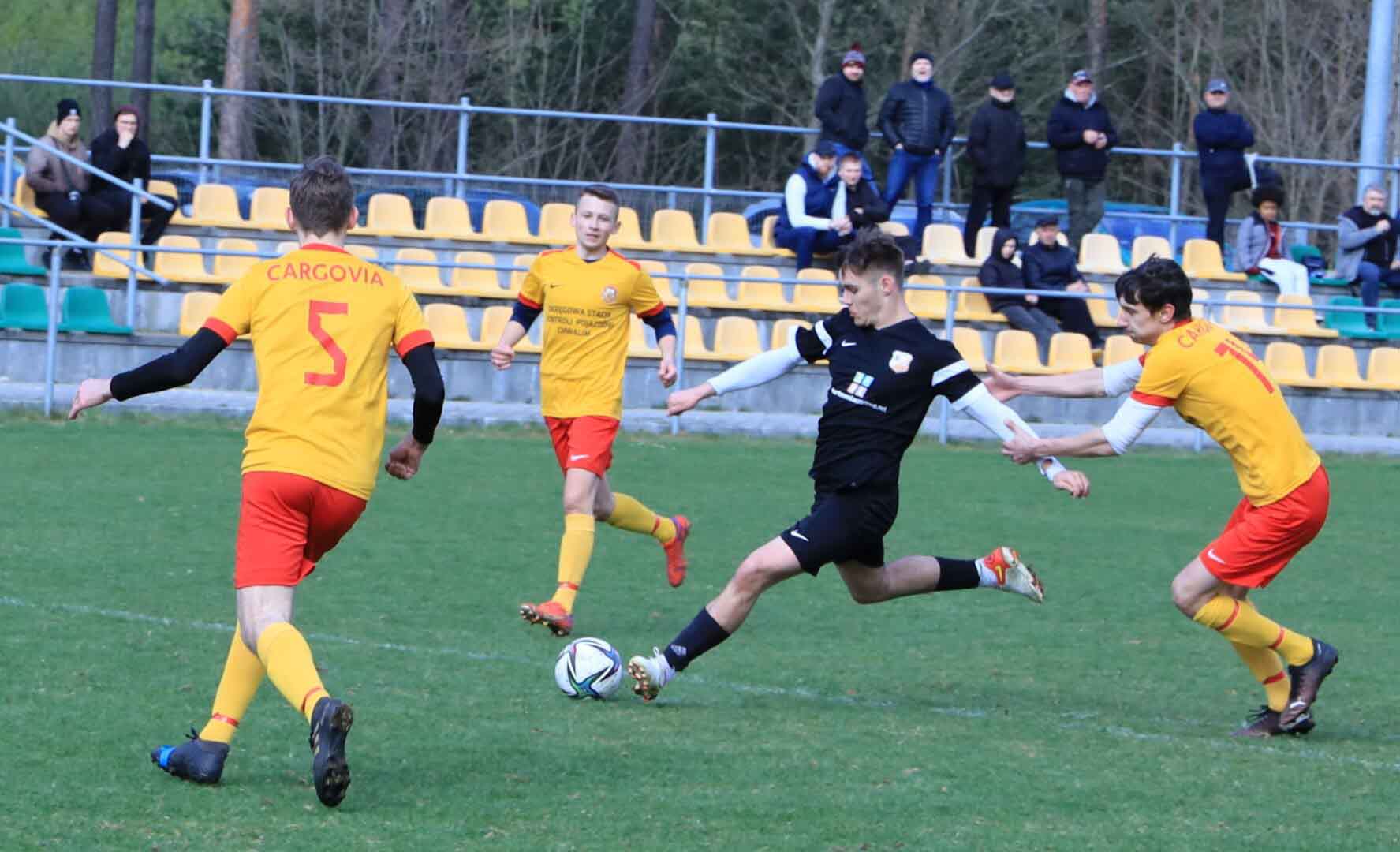 Czterech mężczyzn na boisku  Sparta Łężyca wygrywa z liderem Piękny gol Jacka Hajdasza Cargovia Kargowa składa protest ZDJĘCIA