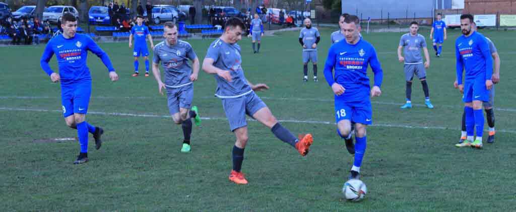 Dwunastu mężczyzn na boisku