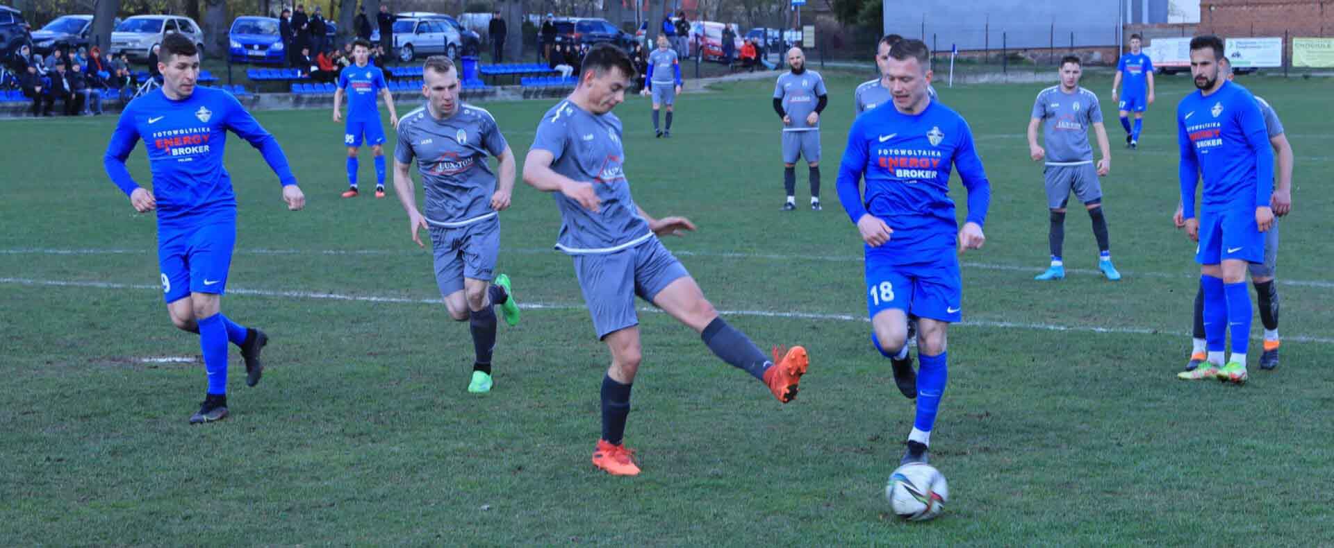 IMG_0120 Dwunastu mężczyzn na boisku Odra Bytom Odrzański wygrywa mecz na szczycie Błękitni Ołobok przez godzinę walczą w dziesiątkę ZDJĘCIA