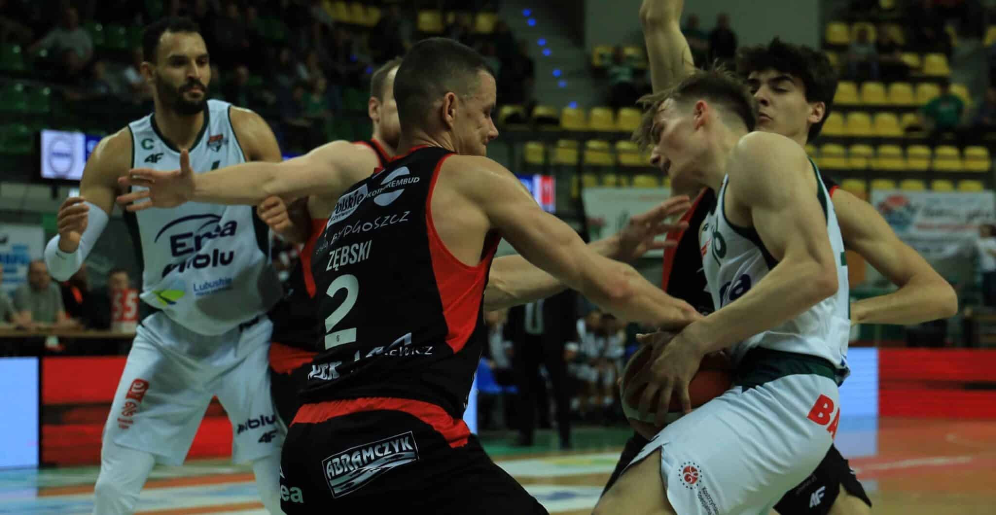 IMG_0125 Dwóch mężczyzn wyrywa sobie piłkę Zastal Zielona Góra rozjechał Astorię Bydgoszcz Teraz czeka na ćwierćfinał ze Śląskiem Wrocław ZDJĘCIA