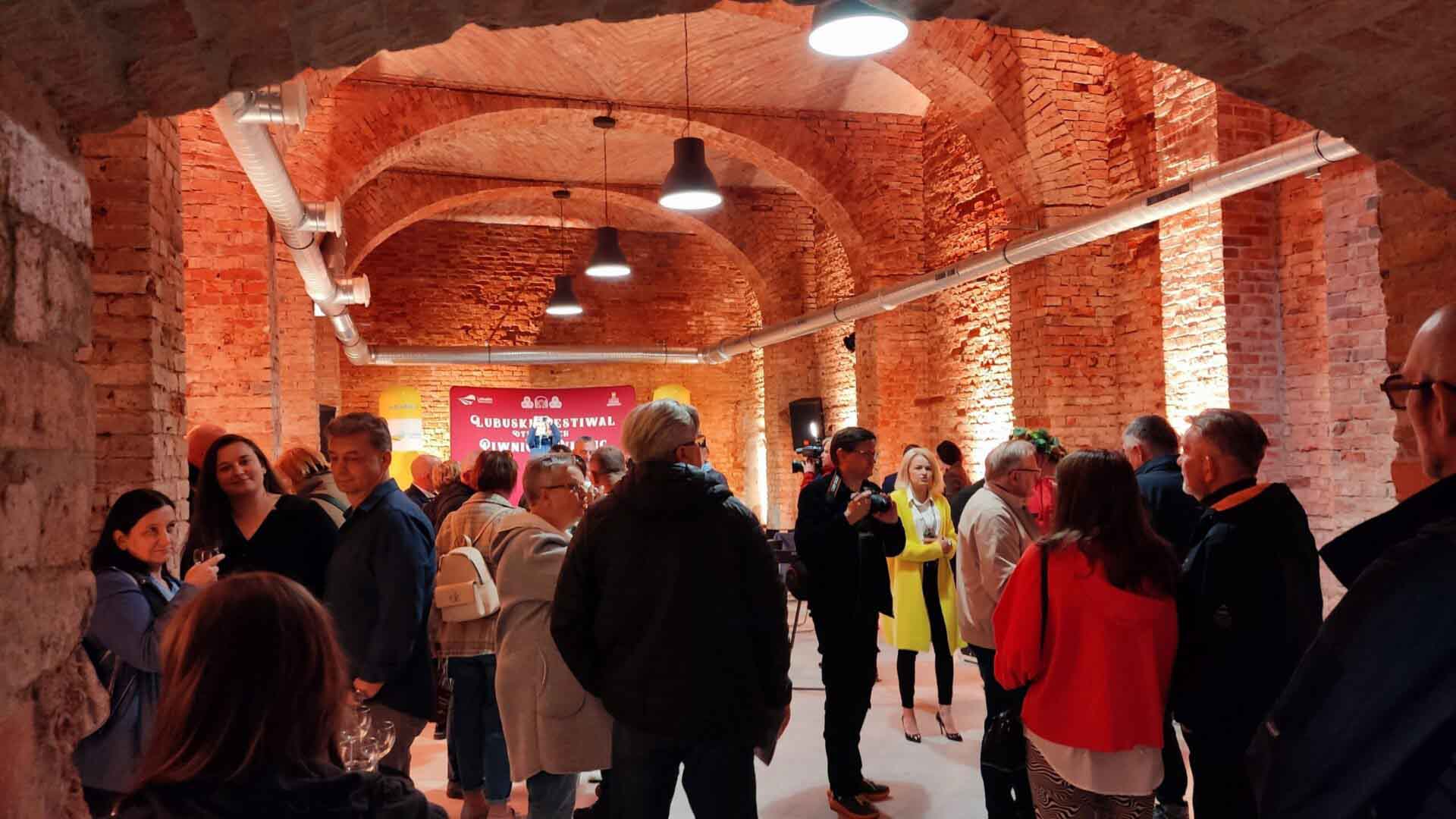   Bachus się cieszy marszałek jest dumna winiarze zapraszają a goście podziwiają