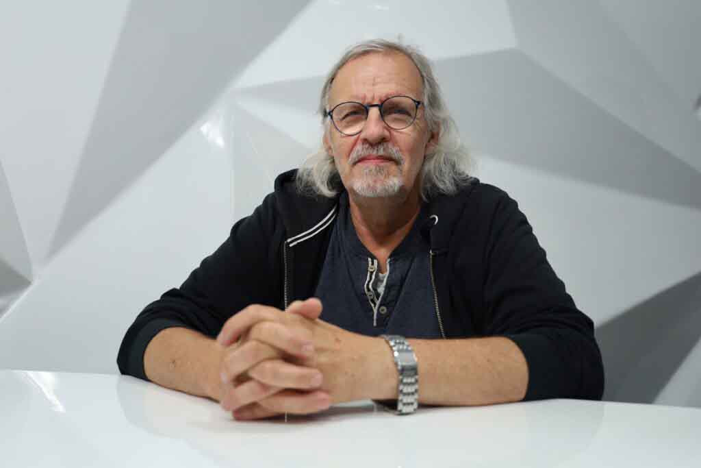 Mężczyzna w okularach