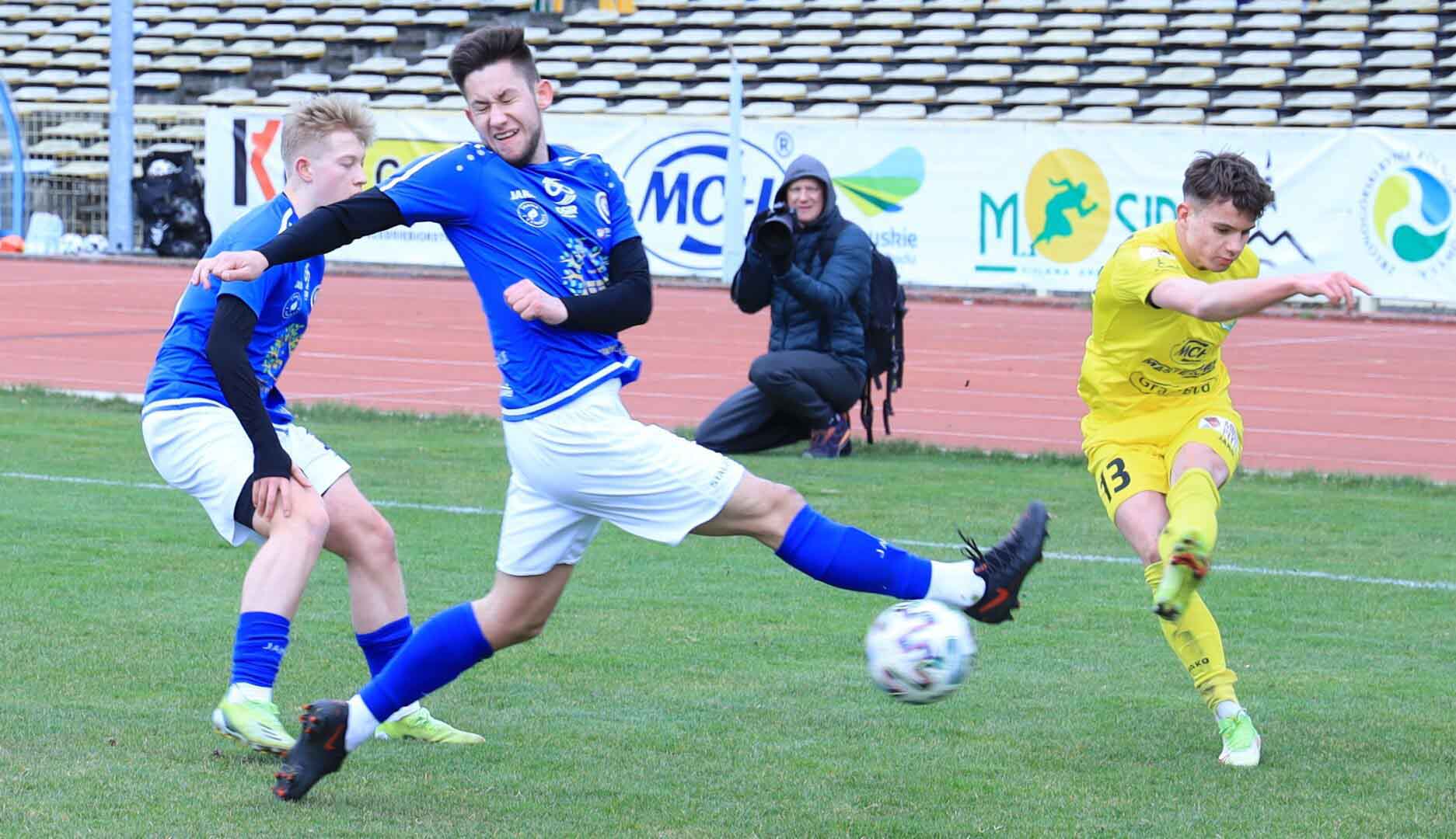 IMG_9873 Trzech mężczyzn na boisku Lechia II Zielona Góra wygrywa z Syreną Zbąszynek Pierwszy karny ewidentny ale drugi ZDJĘCIA