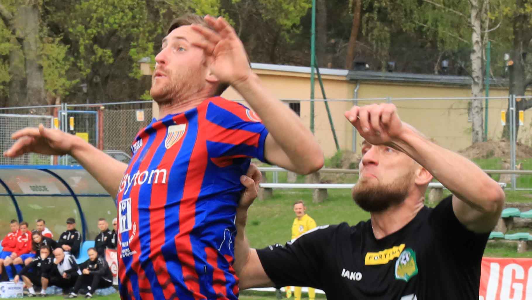 IMG_9885 Dwaj mężczyźni na boisku Lechia Zielona Góra przegrywa z Polonią Bytom choć po przerwie sama mogła zamknąć mecz ZDJĘCIA