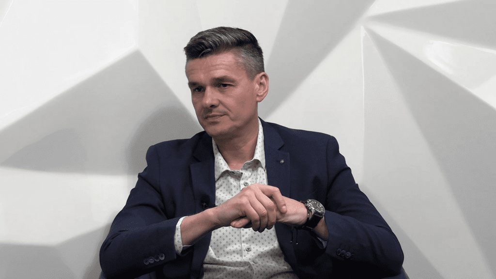 Sebastian Ciemnoczołowski w studiu LCI