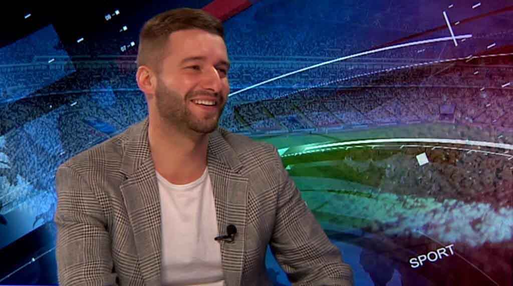 Uśmiechnięty mężczyzna w marynarce