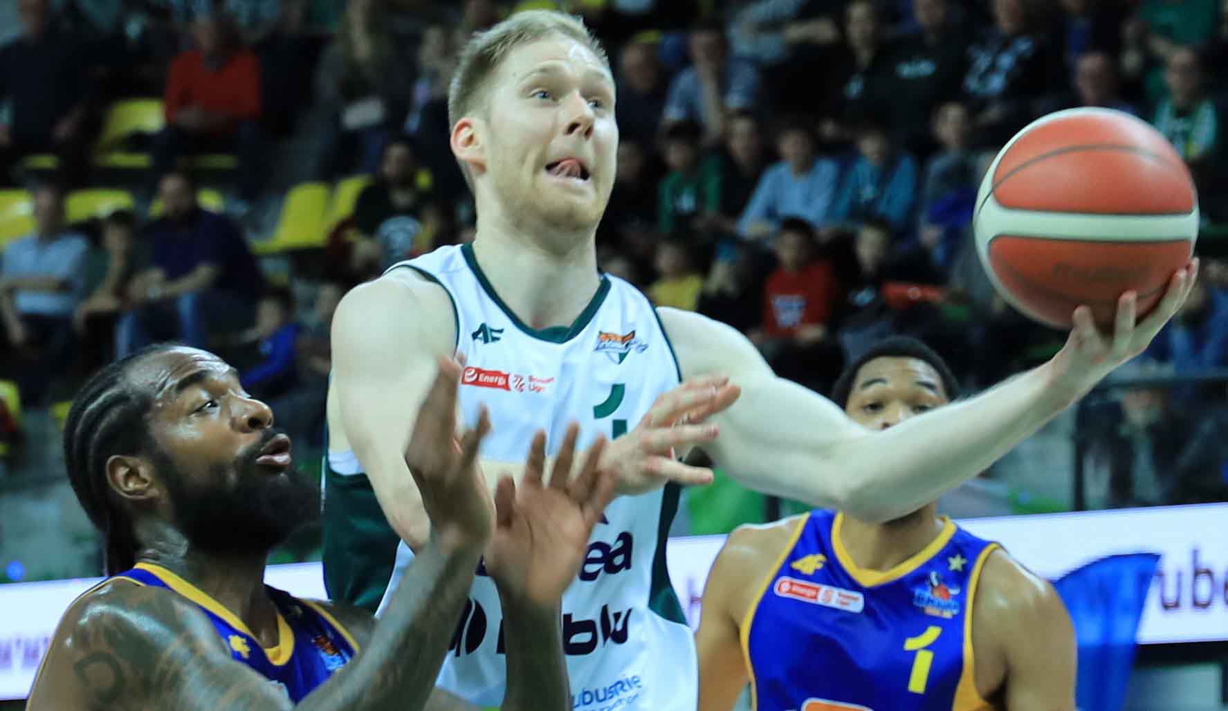 zaja Trzech mężczyzn jeden trzyma piłkę Zastal Zielona Góra lepszy od Stali Ostrów Kolejny udany rewanż za bańkę ZDJĘCIA