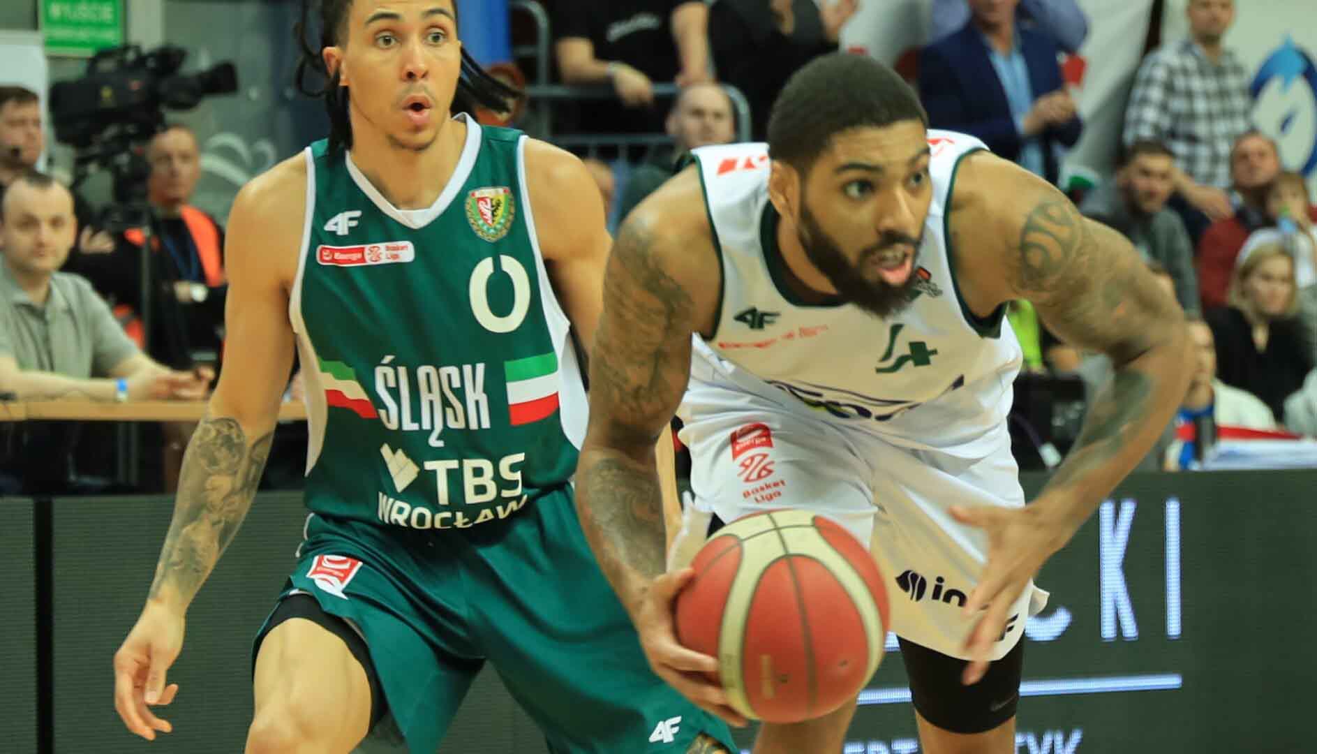 zaja Dwóch mężczyzn jeden z piłką do koszykówki Zastal Zielona Góra prowadzi w ćwierćfinale ze Śląskiem Wrocław Devyn Marble lepszy od MVP ZDJĘCIA