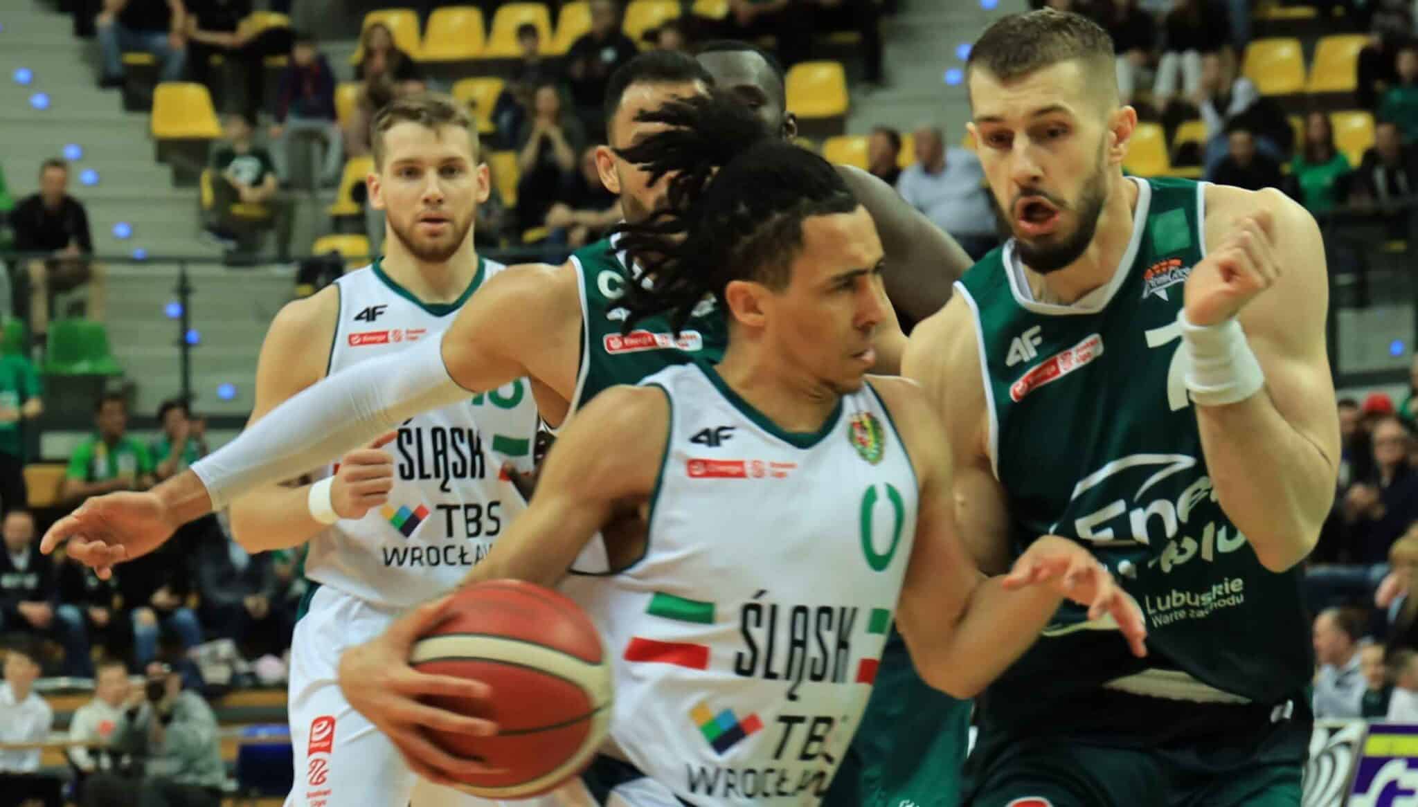 zaja Pięciu mężczyzn jeden trzyma piłkę Zastal Zielona Góra o krok od półfinału Śląsk Wrocław pokonany po raz drugi ZDJĘCIA