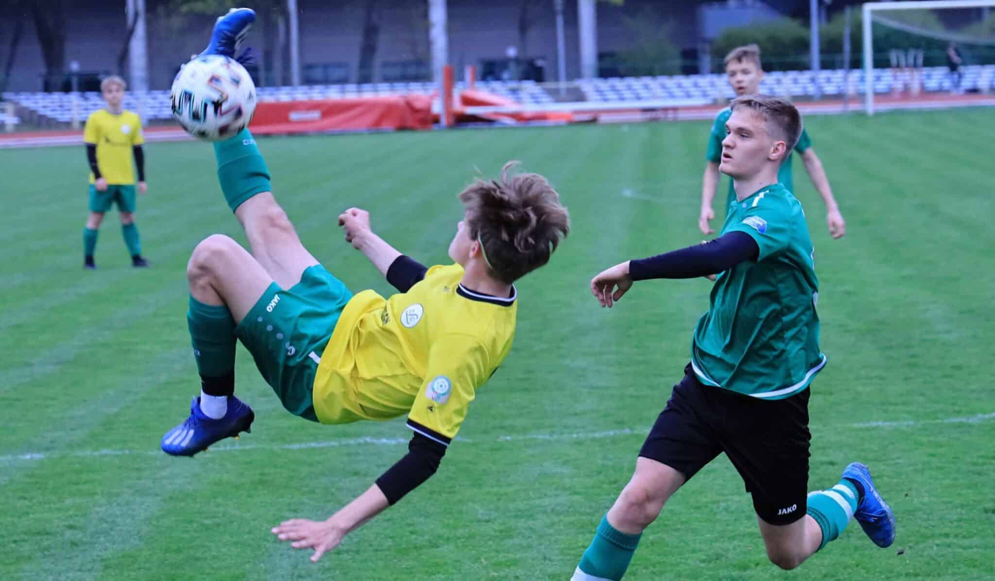 zaja Czterech chłopców na boisku Lechia Zielona Góra wygrywa z Cariną Gubin i traci pierwszą bramkę w tym sezonie ZDJĘCIA