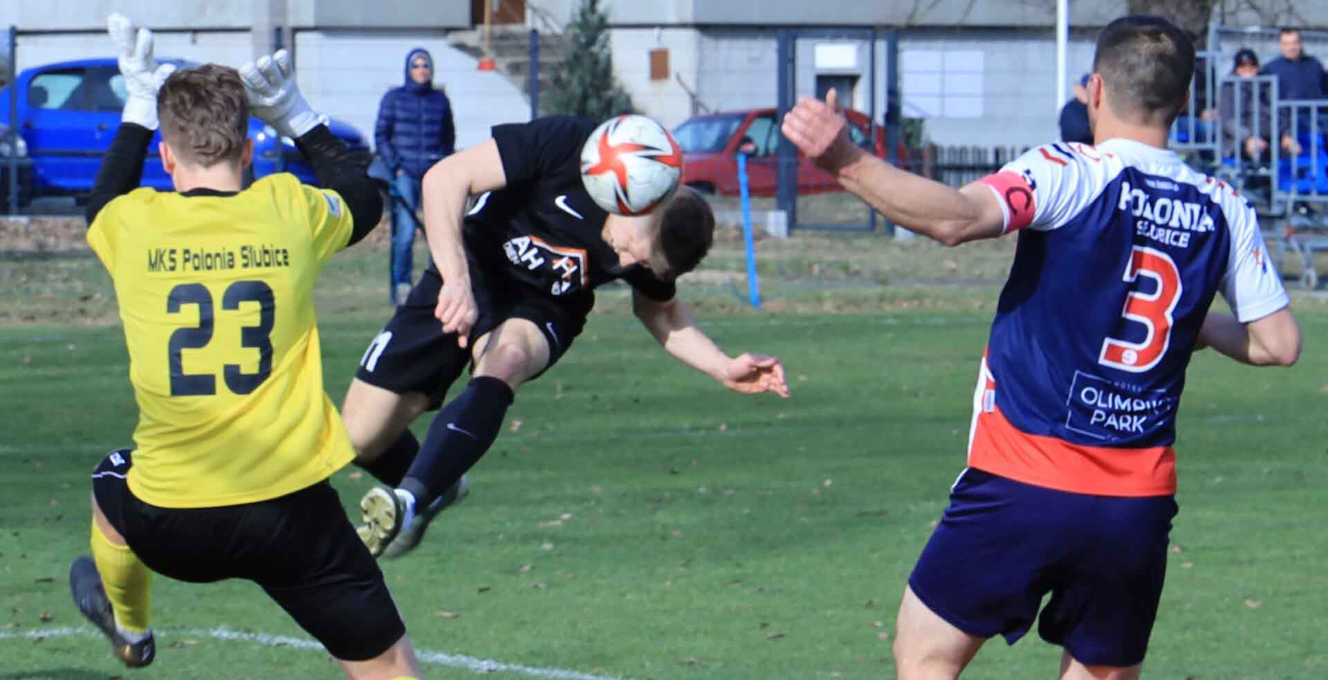 Trzech mężczyzn na boisku  Odra Nietków remisuje z Polonią Słubice i traci pierwsze punkty w rundzie wiosennej ZDJĘCIA