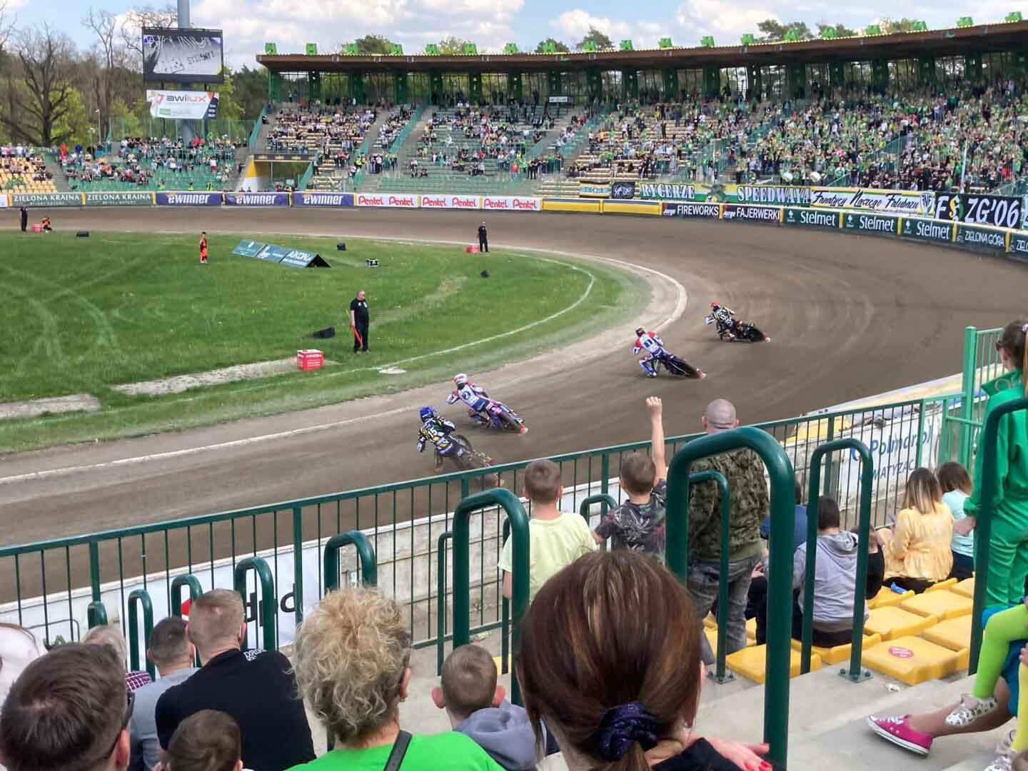 279062421_1946244688890571_7803045653517014570_n Ludzie na trybunach tor żużlowy cztery osoby na motocyklach Falubaz Zielona Góra wygrywa z Wybrzeżem Gdańsk Skromnie ale liczą się punkty Bezbłędny Max Fricke