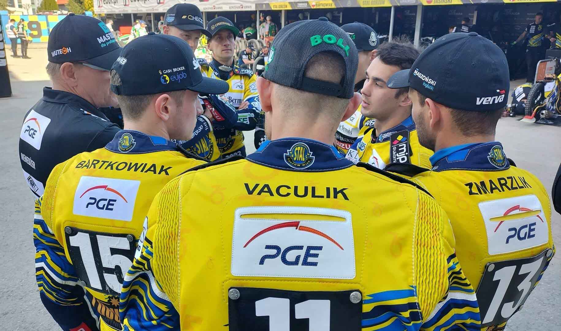 Ośmiu mężczyzn w sportowych strojach  Osłabiona Stal Gorzów wygrywa z Włókniarzem Częstochowa Wiktor Jasiński wykonał znakomitą robotę