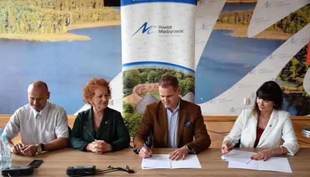 Podpisanie umów na dotacje na remont zabytków Fot. Tomasz Pawłowski