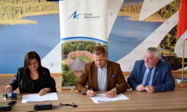 Podpisanie umów na dotacje na remont zabytków Fot. Tomasz Pawłowski