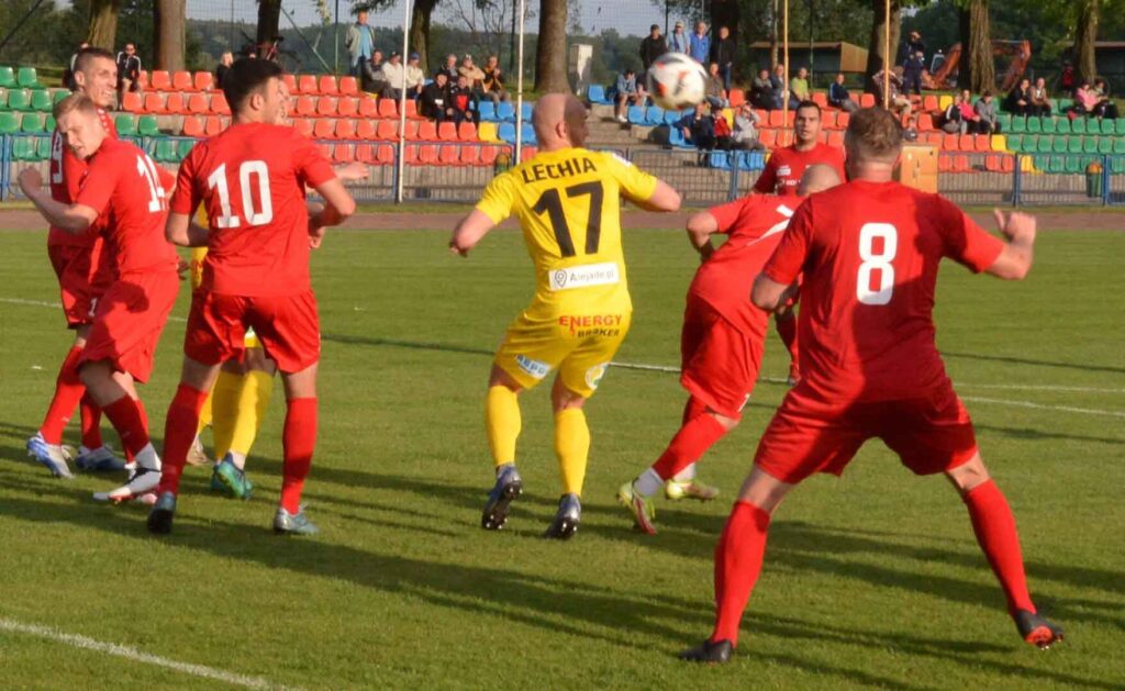 Dziewięciu mężczyzn na boisku