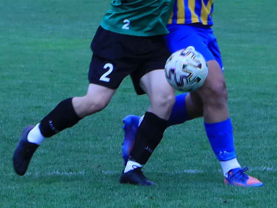 Nogi dwóch zawodników i piłka