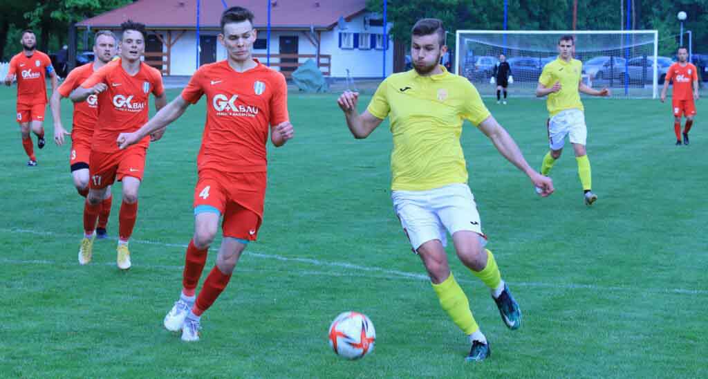 Ośmiu mężczyzn na boisku