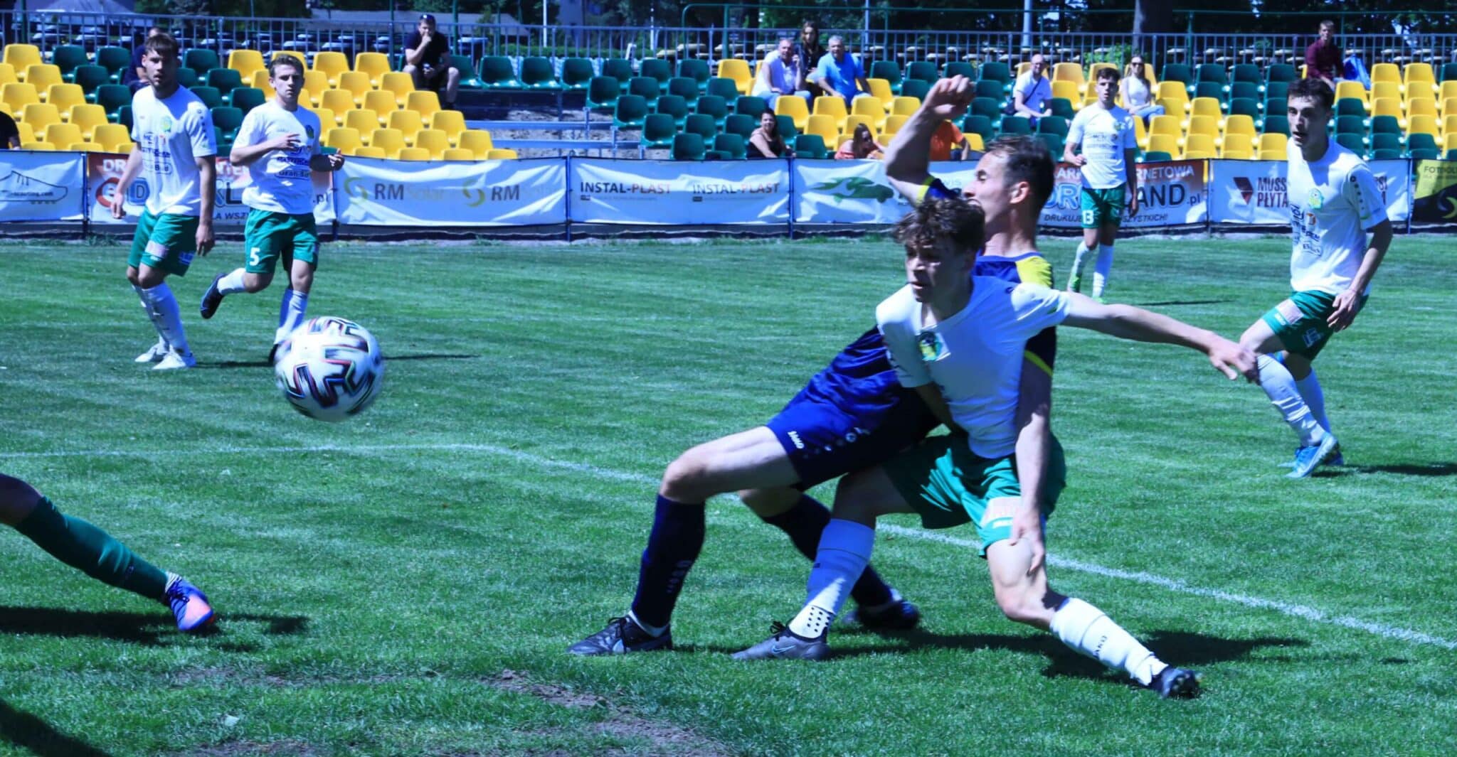 Sześciu mężczyzn na boisku  Lechia II Zielona Góra remisuje z Ilanką Rzepin Czerwona kartka już w 2 minucie ZDJĘCIA