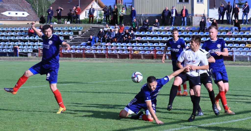 Sześciu mężczyzn na boisku