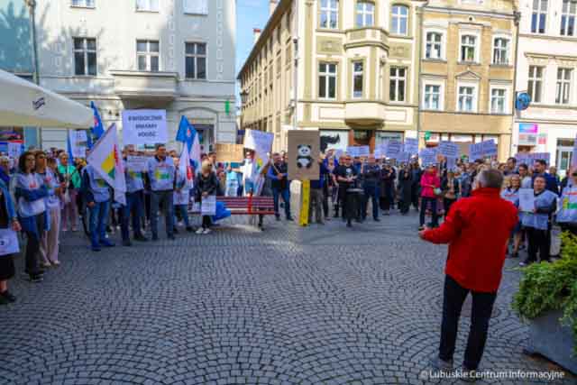 Protest Solidarności pod Ratuszem w Zielonej Górze Protest Solidarności pod Ratuszem w Zielonej Górze