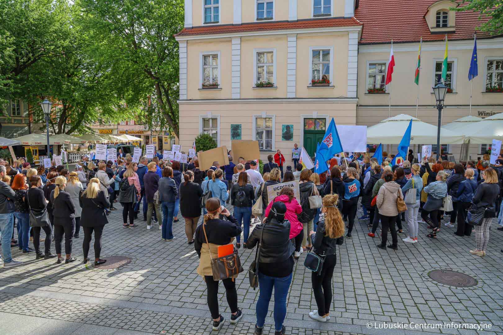 Protest Solidarności pod Ratuszem w Zielonej Górze  Bożena Pierzgalska Prezydent pozwolił sobie zastraszać pracowników