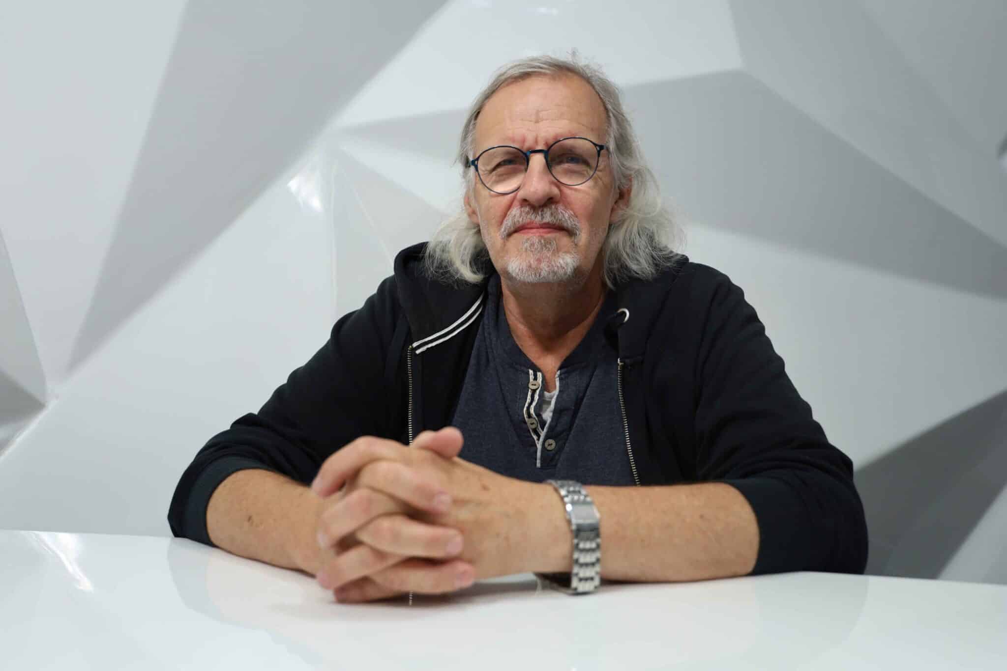 IMG_6252 Mężczyzna przy stoliku Zakola i meandry Oblężona twierdza FELIETON