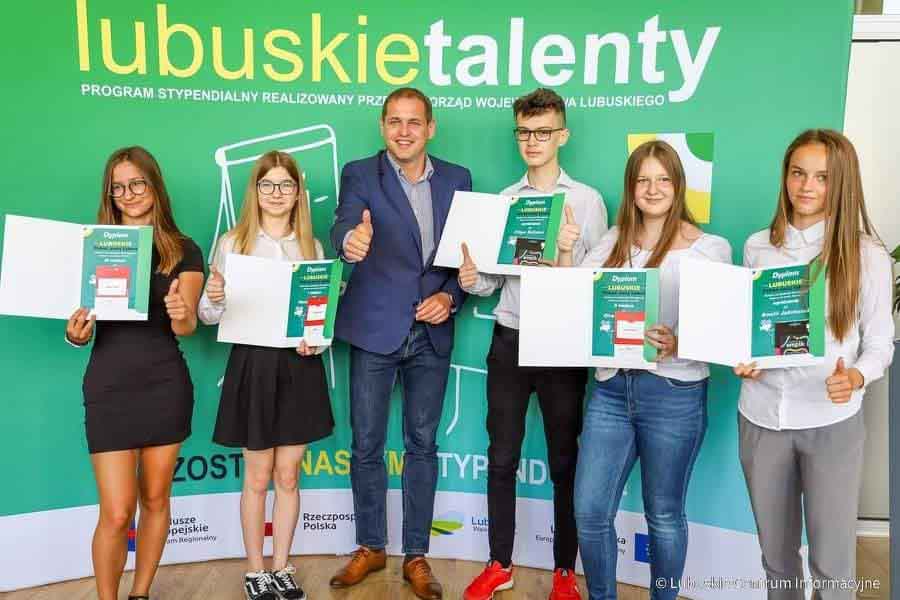 Jest kasa na stypendia dla uczniów zawodówek i techników. Czeka na Ciebie 8 tys. zł (WIDEO) Na zdjęciu stypendyści programu Lubuskie Talenty