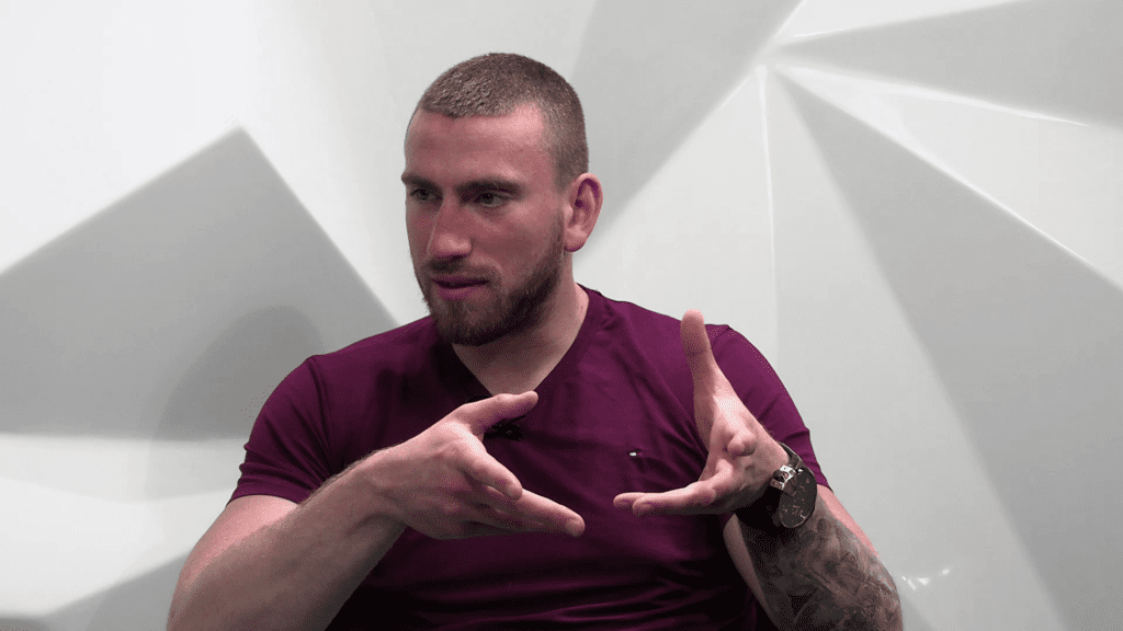 Młody mężczyzna z tatuażem na przedranieniu