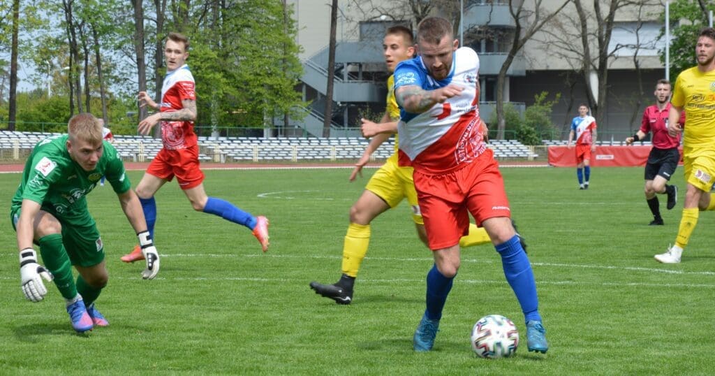 Siedmiu mężczyzn na boisku