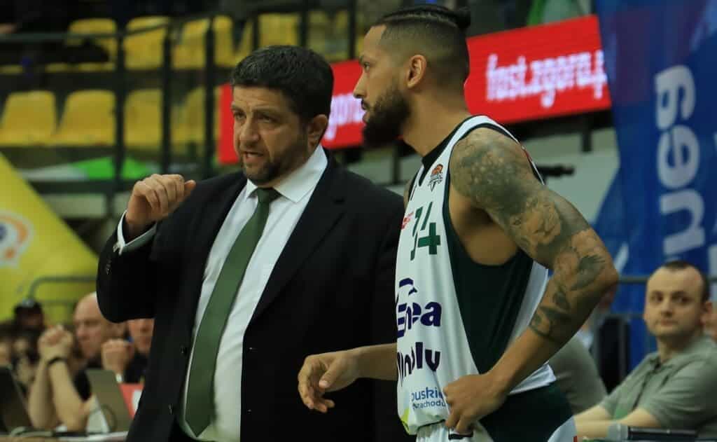 Dwaj mężczyźni - jeden w garniturze, drugi w sportowym stroju