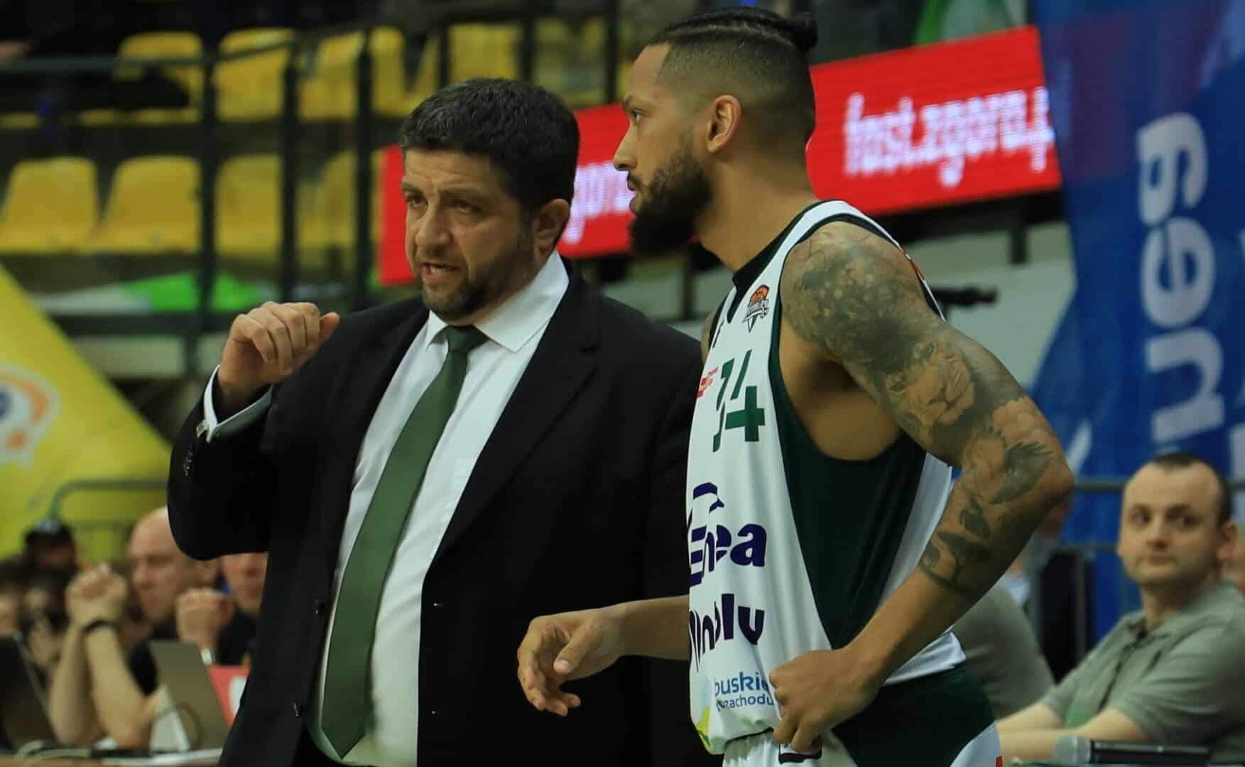 Dwaj mężczyźni   jeden w garniturze drugi w sportowym stroju  Zastal Zielona Góra po sezonie Kto rozczarował trenera Olivera Vidina WIDEO