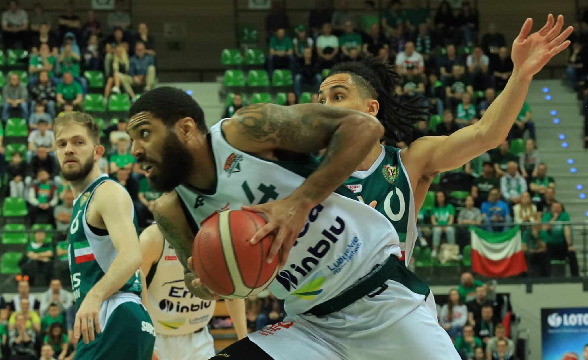 zzzz Trzech mężczyzn jeden z piłką Zastal Zielona Góra po raz trzeci przegrywa ze Śląskiem Wrocław i kończy sezon Nie tak miało to wyglądać ZDJĘCIA