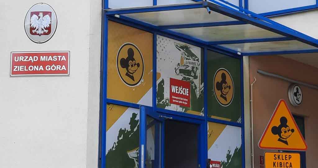 Wejście do budynku. Napis "Urząd Miasta Zielona Góra"