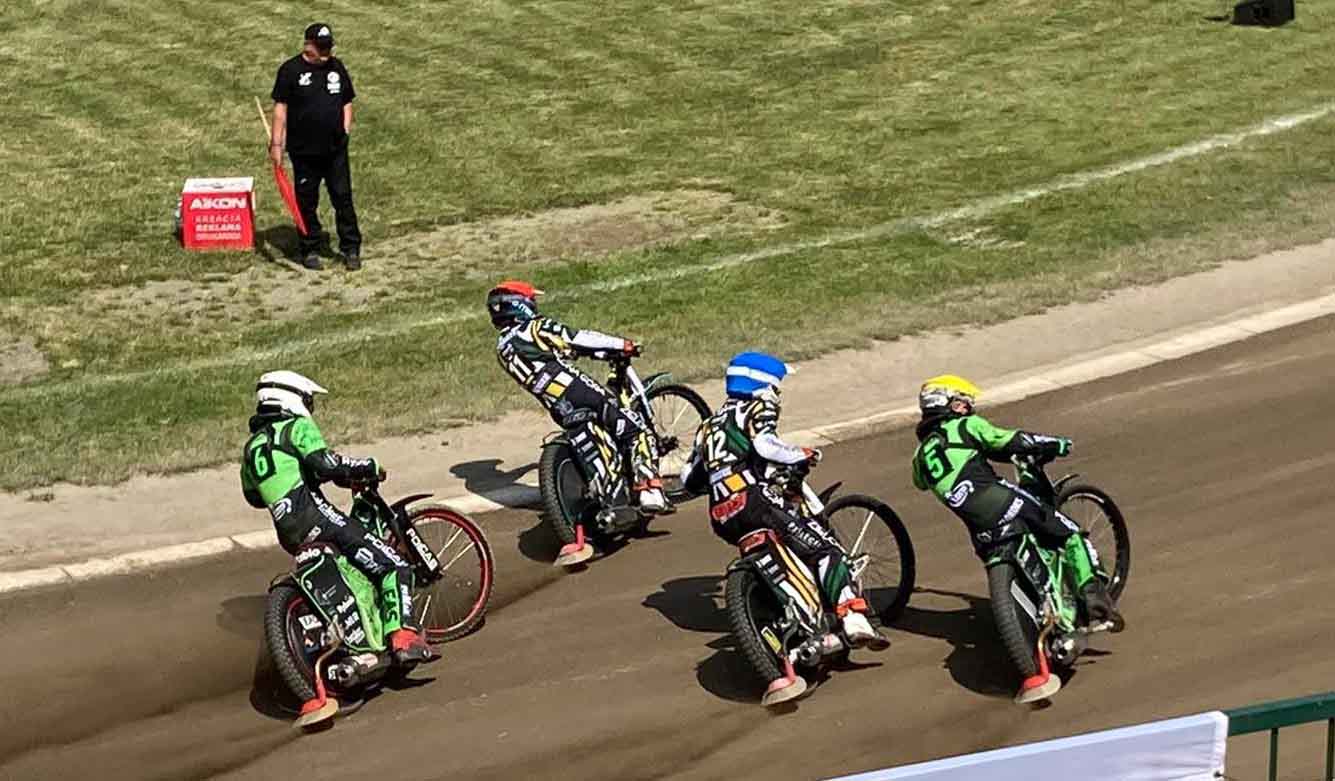 284220882_689060912154147_7692538930599665425_n Cztery osoby na motocyklach i mężczyzna z czerwoną chorągiewką Falubaz Zielona Góra niepokonany w I lidze ROW Rybnik odprawiony z kwitkiem