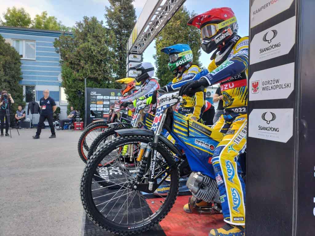 Cztery osoby na motocyklach