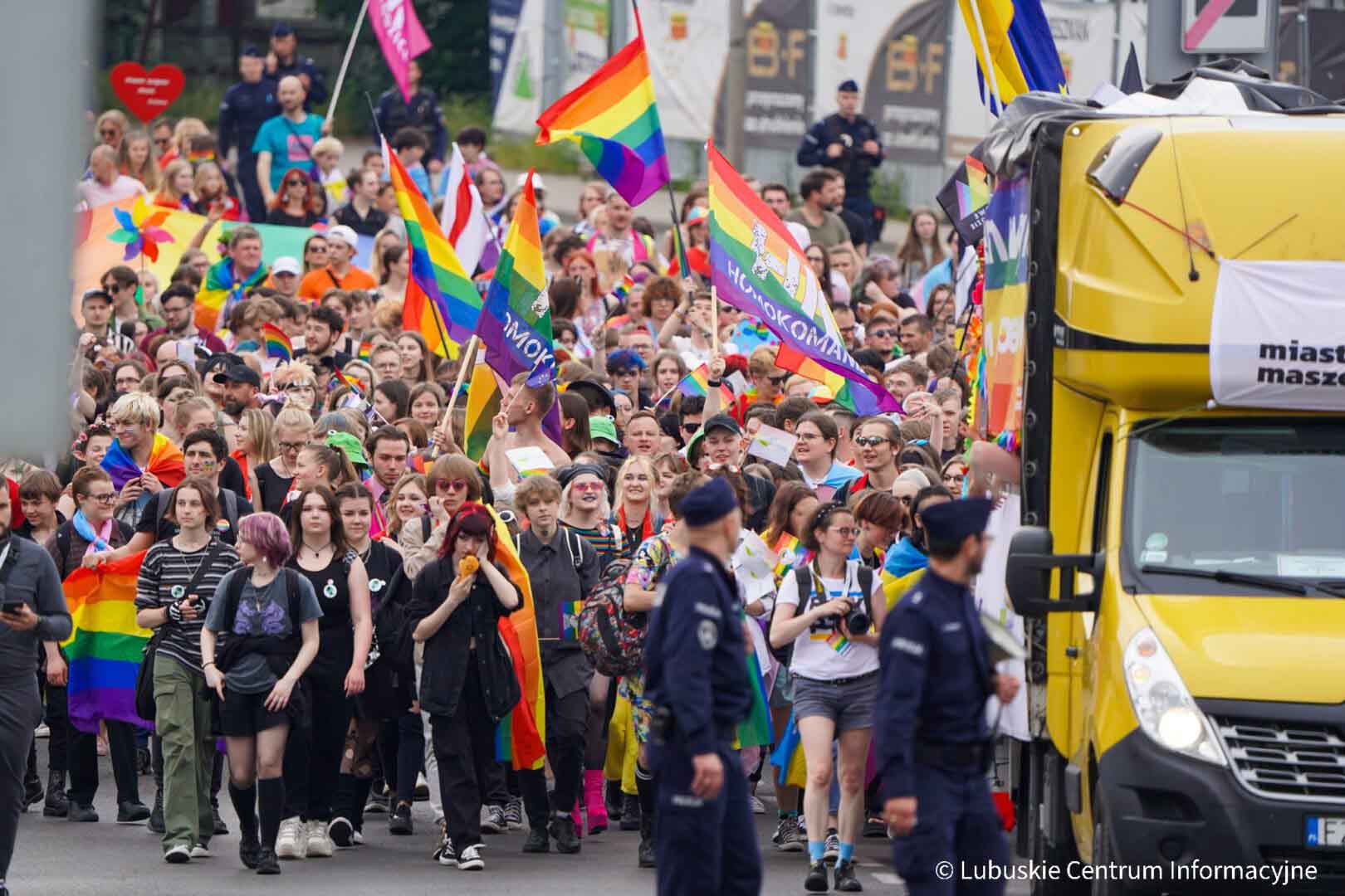 286162549_412763764192170_1202164246219078958_n Marsz Równości z udziałem unijnej komisarz Tęcza przed urzędem odsłonięta WIDEO GALERIA