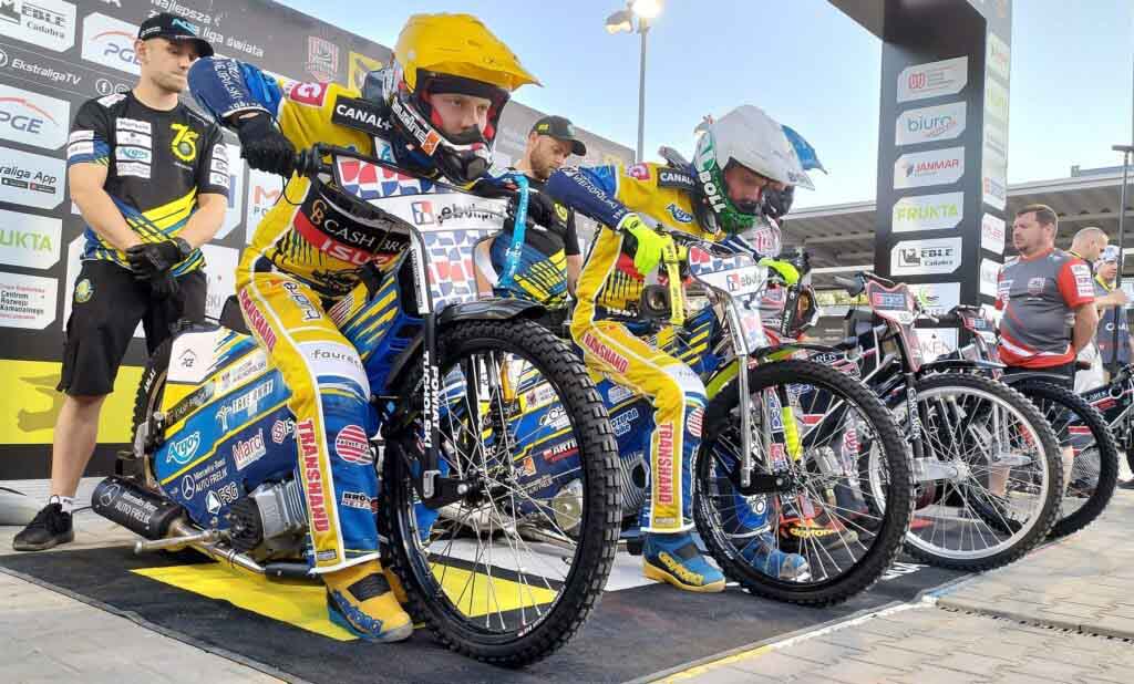 Stal Gorzów zgarnia trzy punkty w Ostrowie. Ligowy debiut Oskara Palucha Dwie osoby na motocyklach