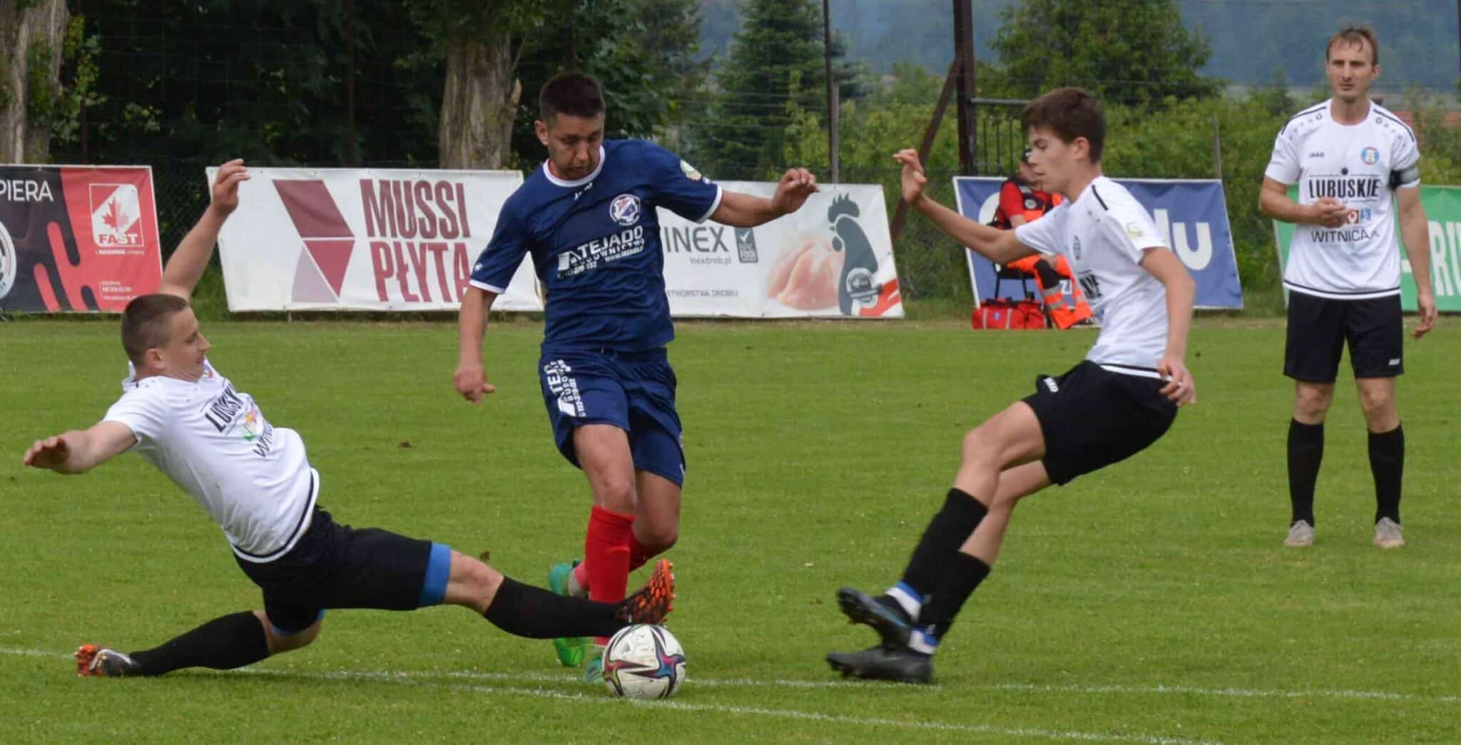 Czterech mężczyzn na boisku  Piast Czerwieńsk remisuje z Czarnymi Browarem Witnica i żegna się z IV ligą ZDJĘCIA