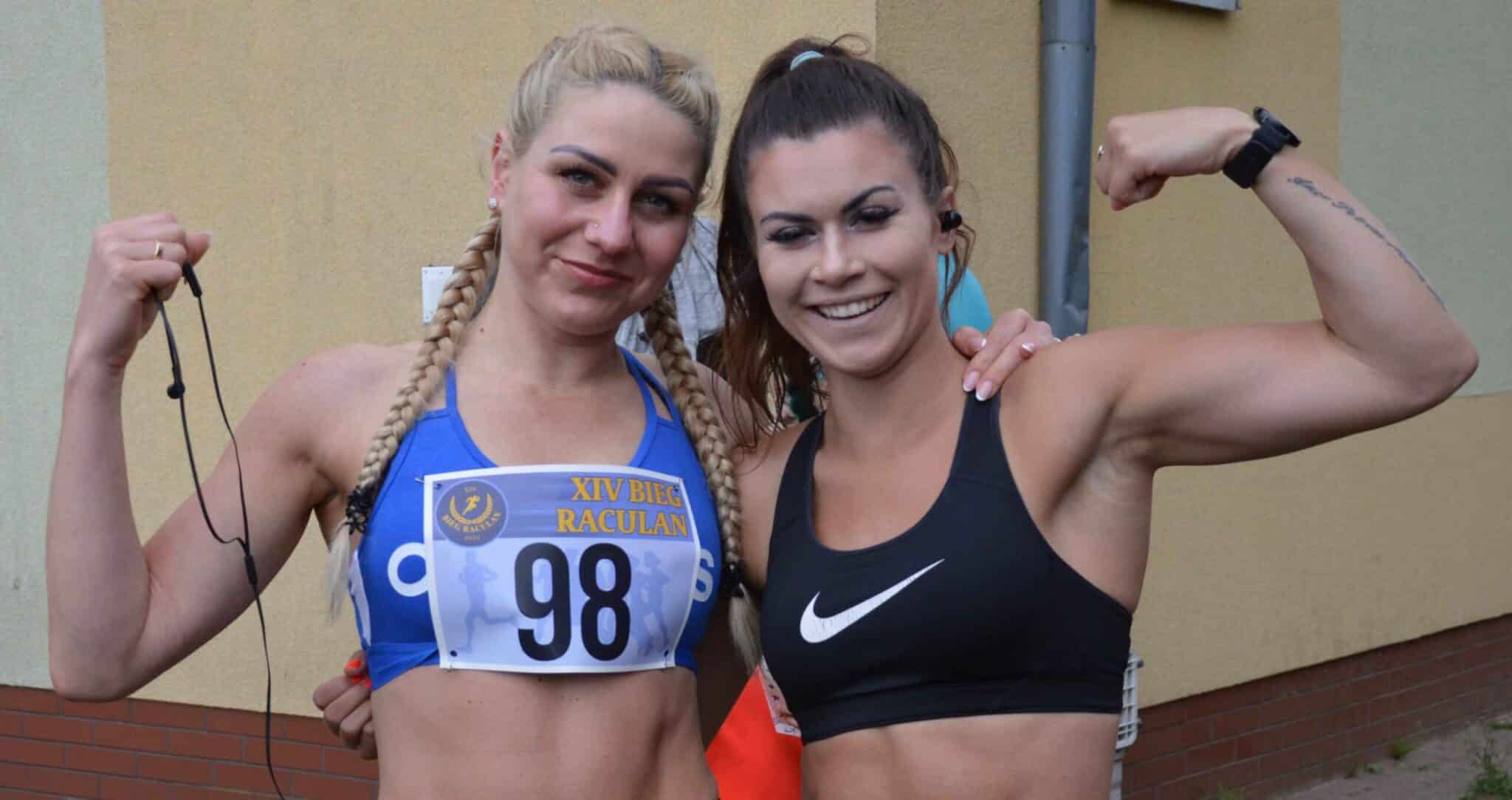 DSC_0035 Dwie kobiety w sportowych strojach XIV Bieg Raculan 120 zawodników na trasie Nawet tu dotarła Szalejąca Inflacja ZDJĘCIA