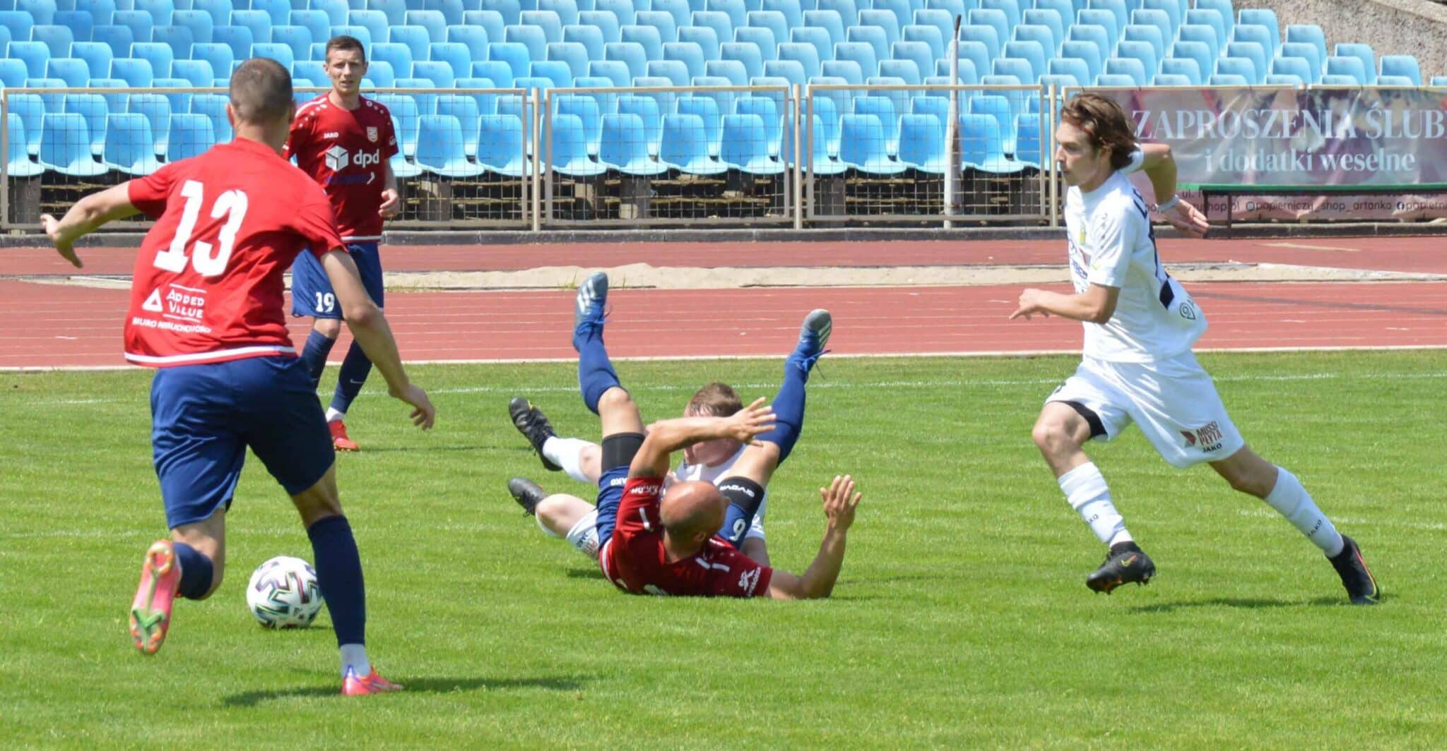 Pięciu mężczyzn na boisku  Lechia II Zielona Góra wygrywa z Pogonią Świebodzin Piękny gol z rzutu wolnego WIDEO ZDJĘCIA