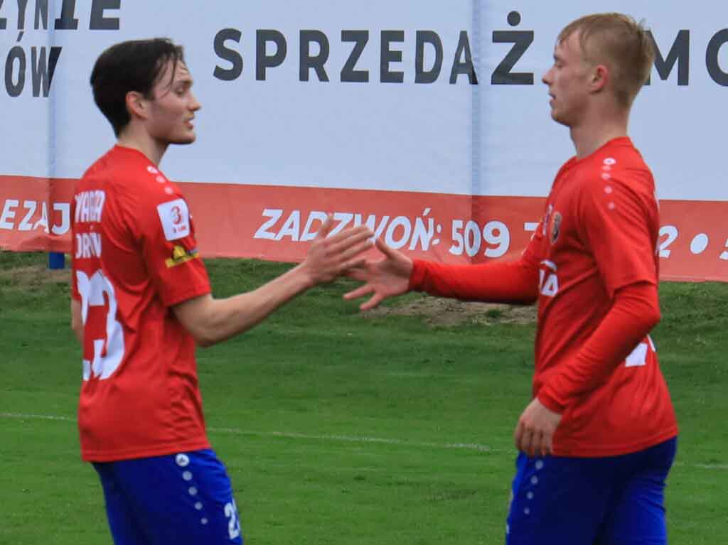 Dwaj mężczyźni przybijają piątkę na boisku