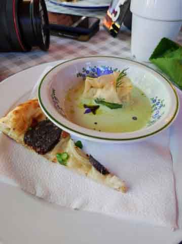 IMG_20220622_123619 Chłodnik ogórkowy z podpłomykiem z kaszanką.